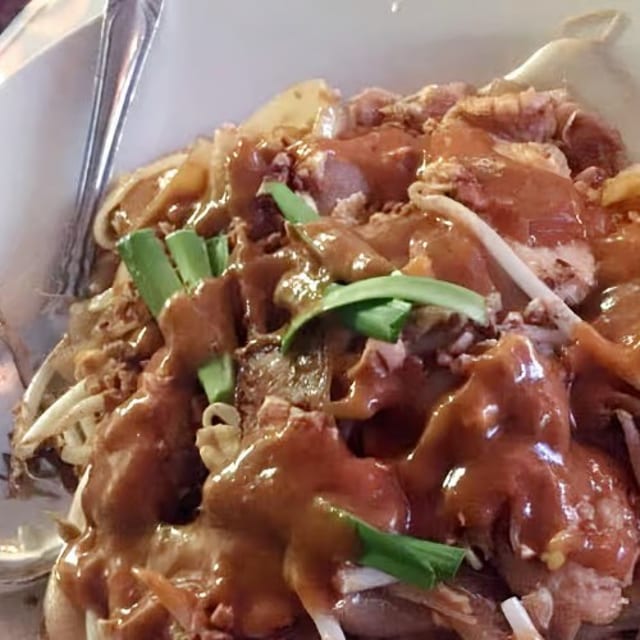 (L) Kua Kai (Chicken Noodle).